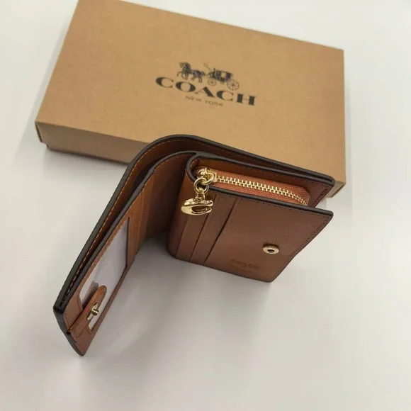 NWT Coach Tan Wallet with Snoopy Design - Picture 5 of 6